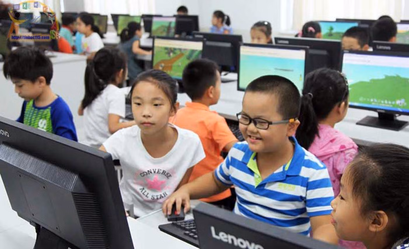 Học sinh Tiểu học làm quen với Công nghệ thông tin. Ảnh minh họa: Như Ý.