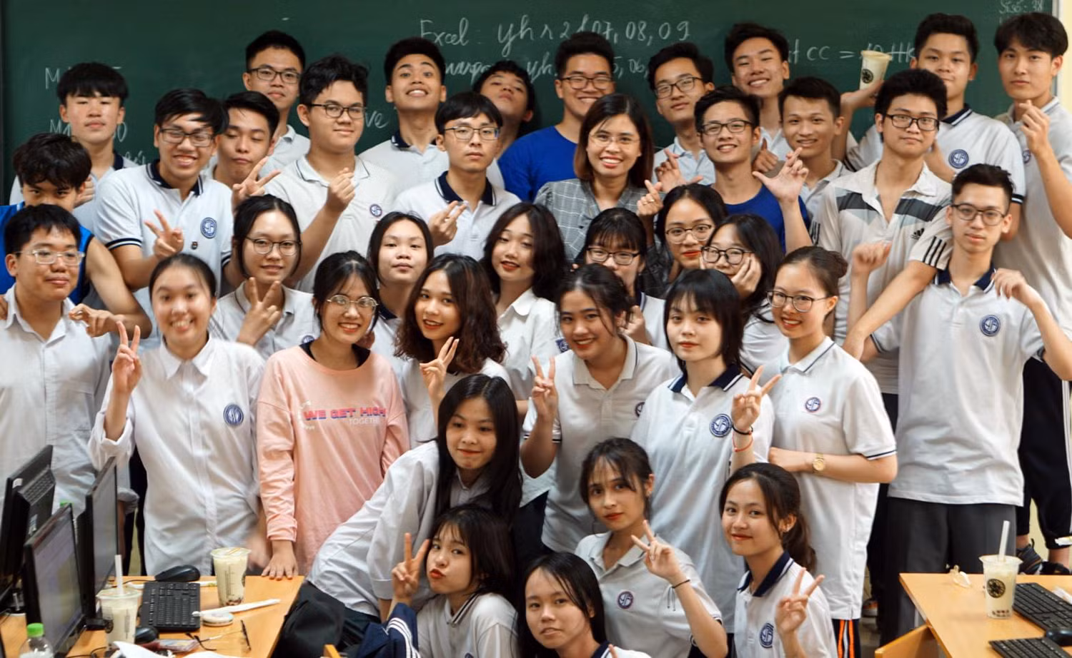 Cô Phan Thị May và các em học sinh Trường Trung học phổ thông Yên Hòa, Hà Nội. Ảnh: NVCC. Cô Phan Thị May và các em học sinh Trường Trung học phổ thông Yên Hòa, Hà Nội. Ảnh: NVCC.