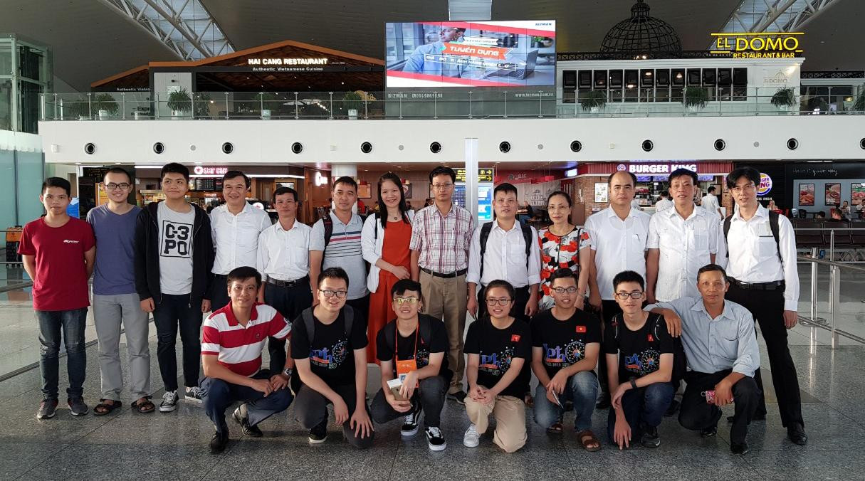 Các giáo viên và học sinh đội tuyển thi quốc tế của Trường Trung học phổ thông chuyên Hà Nội - Amsterdam. Ảnh: NVCC.
