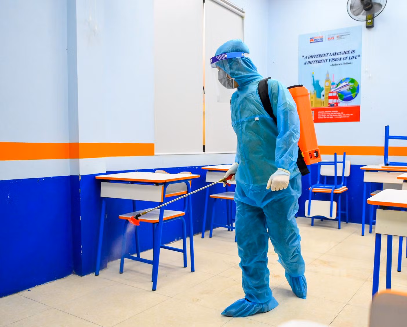 Phun khử khuẩn các phòng thi. Ảnh: G.H.