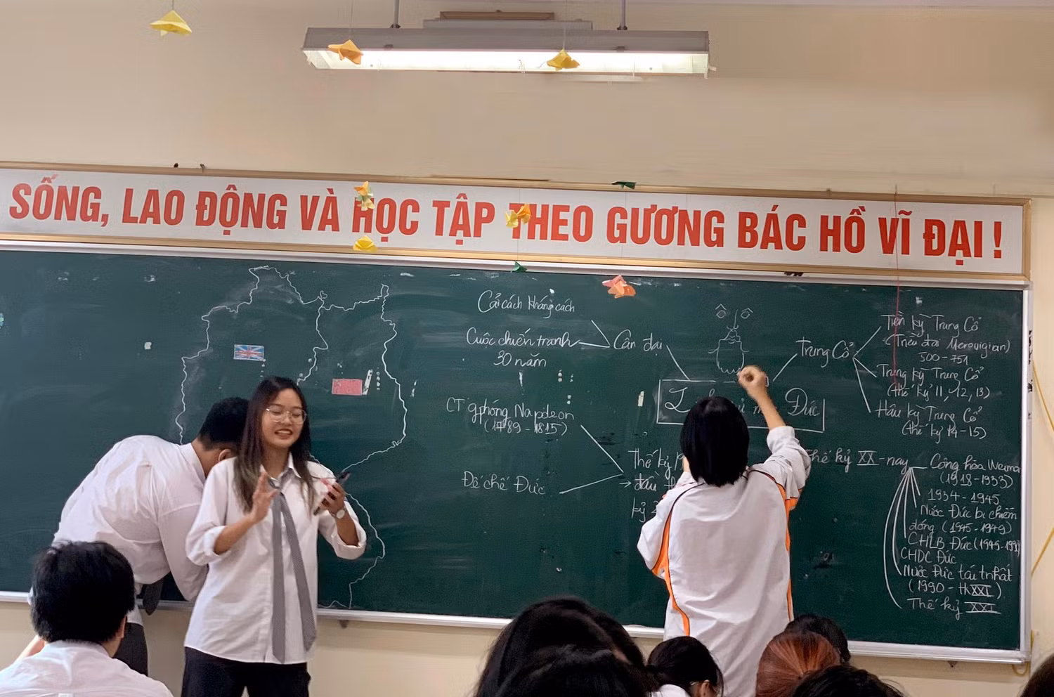 Vai trò người thầy phải định hình được kiến thức trọng tâm, học trò cần phải nắm bắt điều gì và tự ghi chép theo cách hiểu của mình. Ảnh: Thầy Dũng cung cấp.
