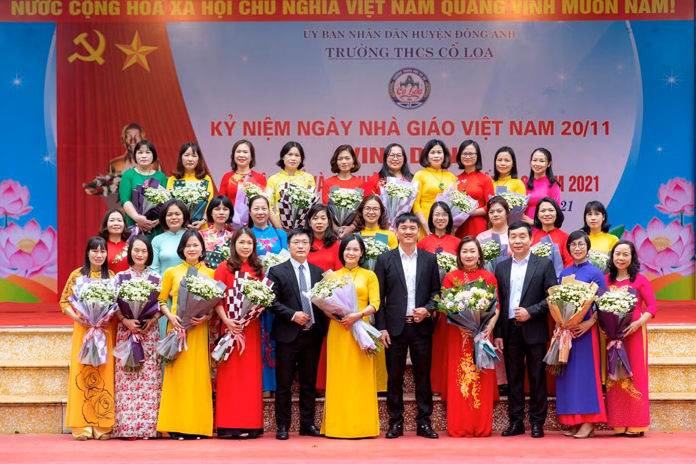 Ban giám hiệu, các thầy cô giáo, cán bộ nhân viên Trường Trung học cơ sở Cổ Loa (Đông Anh, Hà Nội) và các đồng chí lãnh đạo xã Cổ Loa trong lễ Kỉ niệm ngày Nhà giáo việt Nam. Ảnh: NVCC.