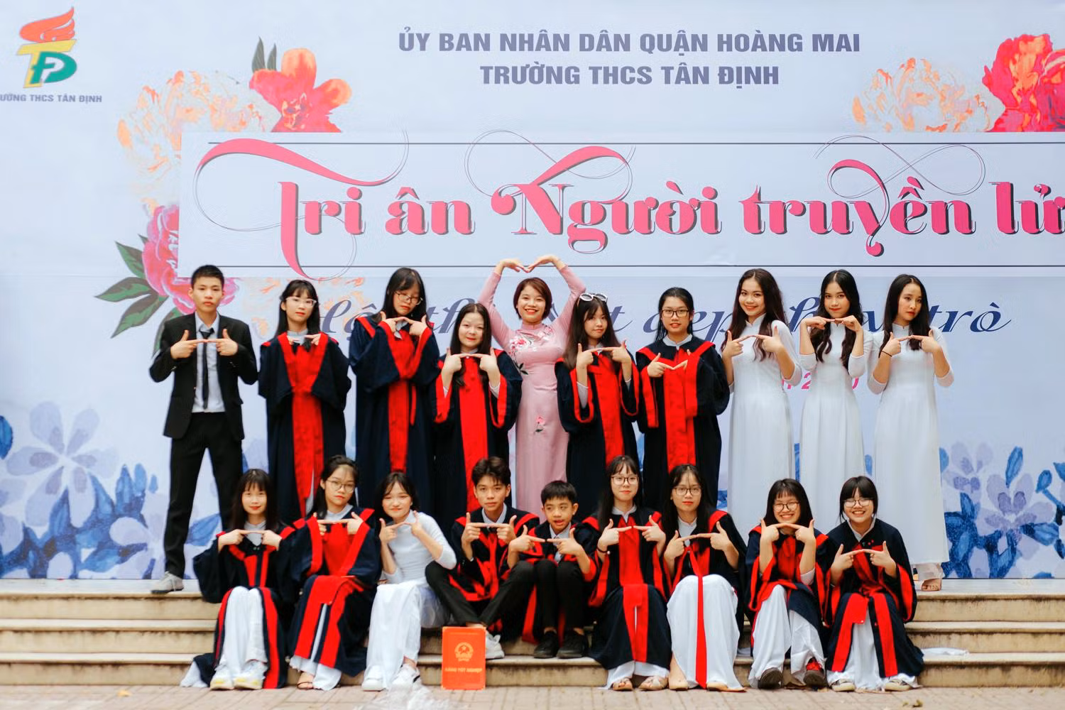 Theo cô Quỳnh: "Điều quan trong nhất của giáo viên trong giai đoạn dịch như hiện nay này là dù vất vả với bài vở, với dạy trực tuyến, dù chỉ là tương tác qua màn hình với học trò nhưng các thầy cô đừng quên tương tác cảm xúc và chia sẻ với phụ huynh học sinh". Ảnh: NVCC. Theo cô Quỳnh: "Điều quan trong nhất của giáo viên trong giai đoạn dịch như hiện nay này là dù vất vả với bài vở, với dạy trực tuyến, dù chỉ là tương tác qua màn hình với học trò nhưng các thầy cô đừng quên tương tác cảm xúc và chia sẻ với phụ huynh học sinh". Ảnh: NVCC.