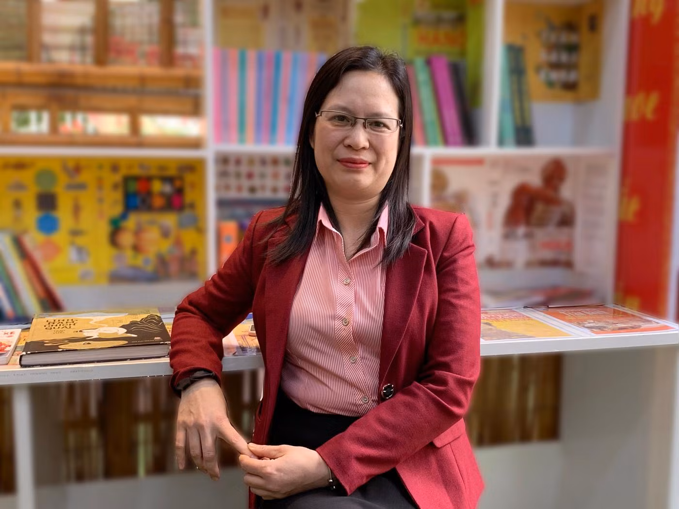 Cô Nga chia sẻ: “Đối với các văn bản trong sách giáo khoa không nhất thiết các con phải học thuộc mà nên luyện về các kỹ năng như viết đoạn văn, kỹ năng trả lời câu hỏi đọc hiểu, kỹ năng khai thác văn bản. Ảnh: Tùng Dương.