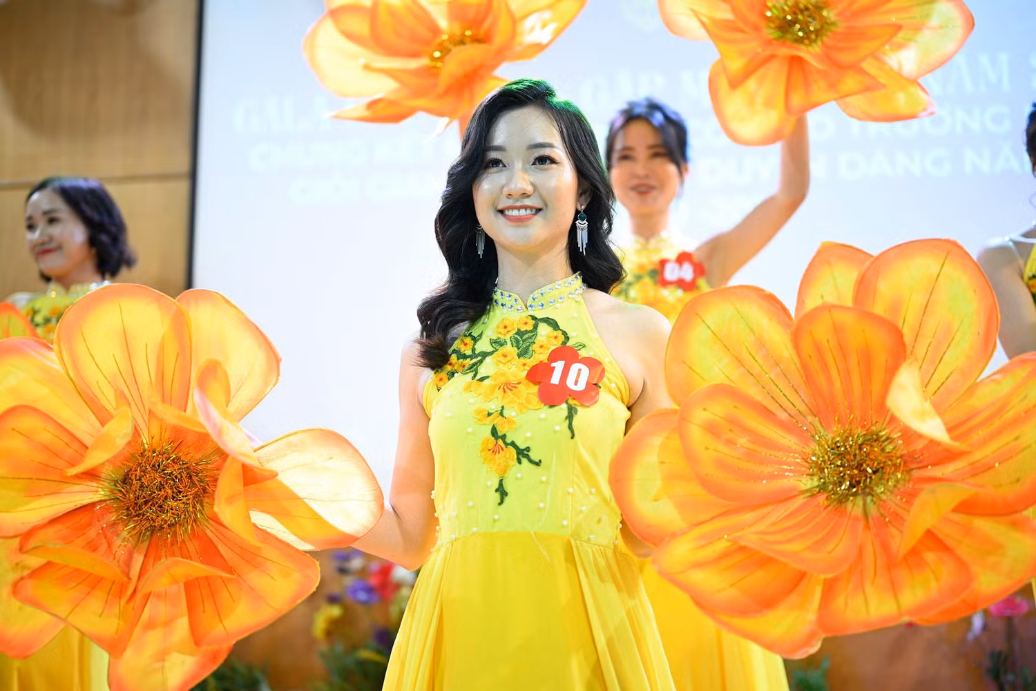 Tiết mục thi tài năng của giáo viên Trường Nguyễn Bỉnh Khiêm - Cầu Giấy, Hà Nội. Ảnh: Trường NBK.
