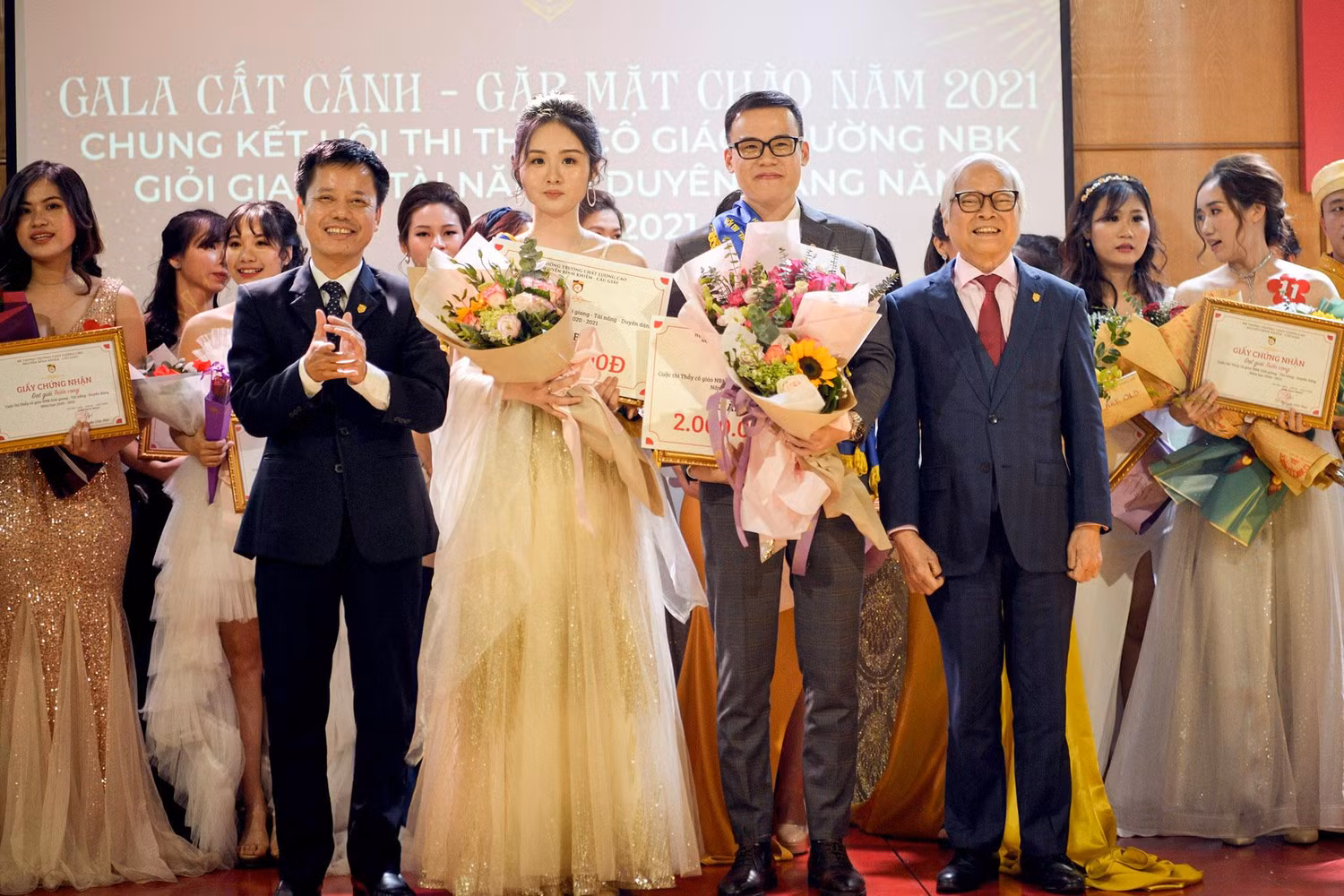 Giải Ba: Cô Trần Thị Ái Nghĩa - Bộ môn Ngữ Văn và thầy Lê Hoàng Ánh - Bộ môn Tiếng Anh. Ảnh: Trường NBK.