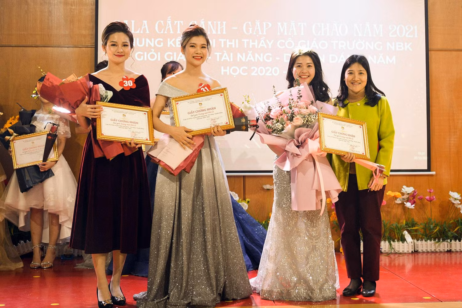 Các giải triển vọng, khuyến khích, cùng rất nhiều giải phụ khác đã được trao cho các cá nhân xứng đáng. Ảnh: Trường NBK.