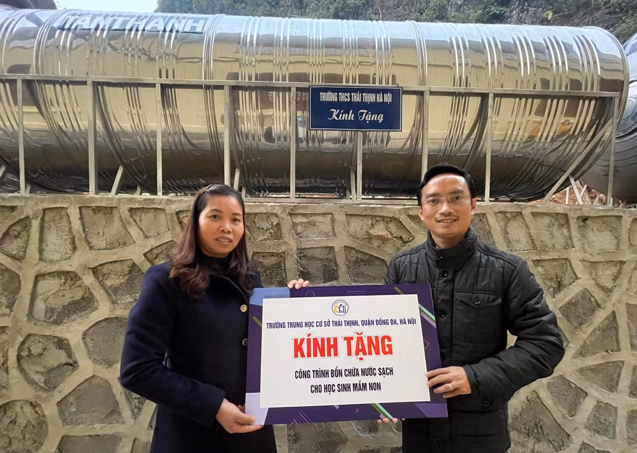 Nhà giáo Nguyễn Cao Cường – Bí thư Chi bộ, Hiệu trưởng Trường Trung học cơ sở Thái Thịnh trao tặng một số bồn chứa nước sạch cho 2 trường mầm non và trung học cơ sở Cải Viên tại huyện Hà Quảng, tỉnh Cao Bằng. Ảnh: Nhà trường cung cấp.