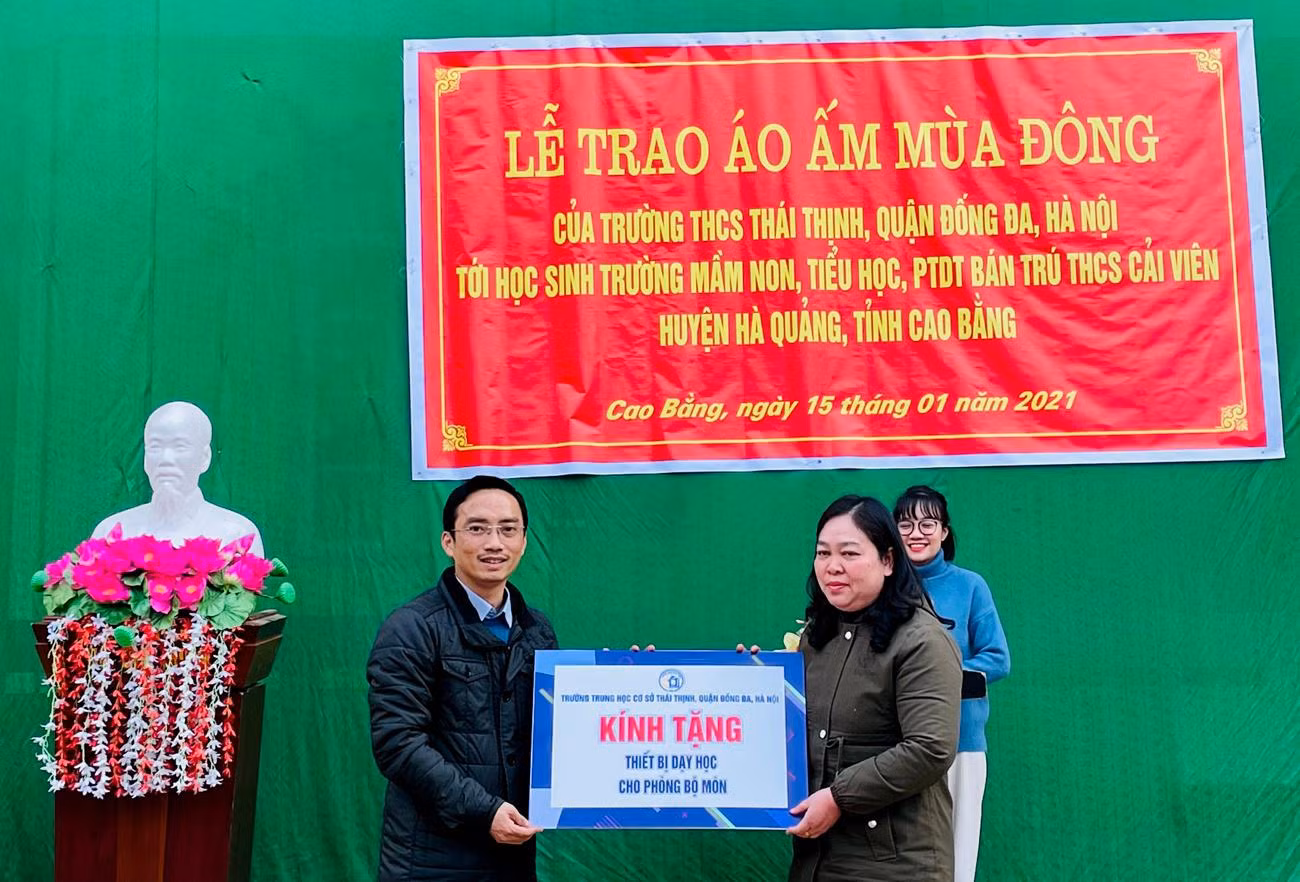 Nhà giáo Nguyễn Cao Cường - Bí thư chi bộ, Hiệu trưởng Trường Trung học cơ sở Thái Thịnh, quận Đống Đa, Hà Nội đang trao tặng các thiết bị dạy học cho 3 trường Mầm non, Tiểu học và Trung học cơ sở Cải Viên - huyện Hà Quảng, tỉnh Cao Bằng. Ảnh: Nhà trường cung cấp.