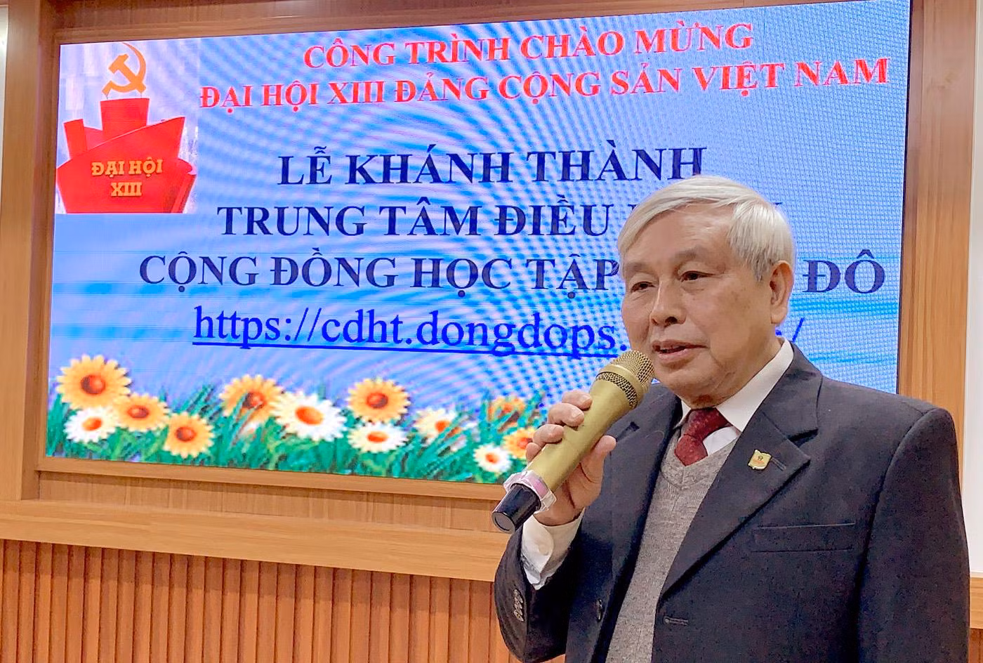 Tiến sĩ Võ Thế Quân - Bí thư chi bộ, hiệu trưởng nhà trường phát biểu tại buổi lễ Khánh thành Trung tâm điều hành Cộng đồng học tập Đông Đô. Ảnh: Tùng Dương.