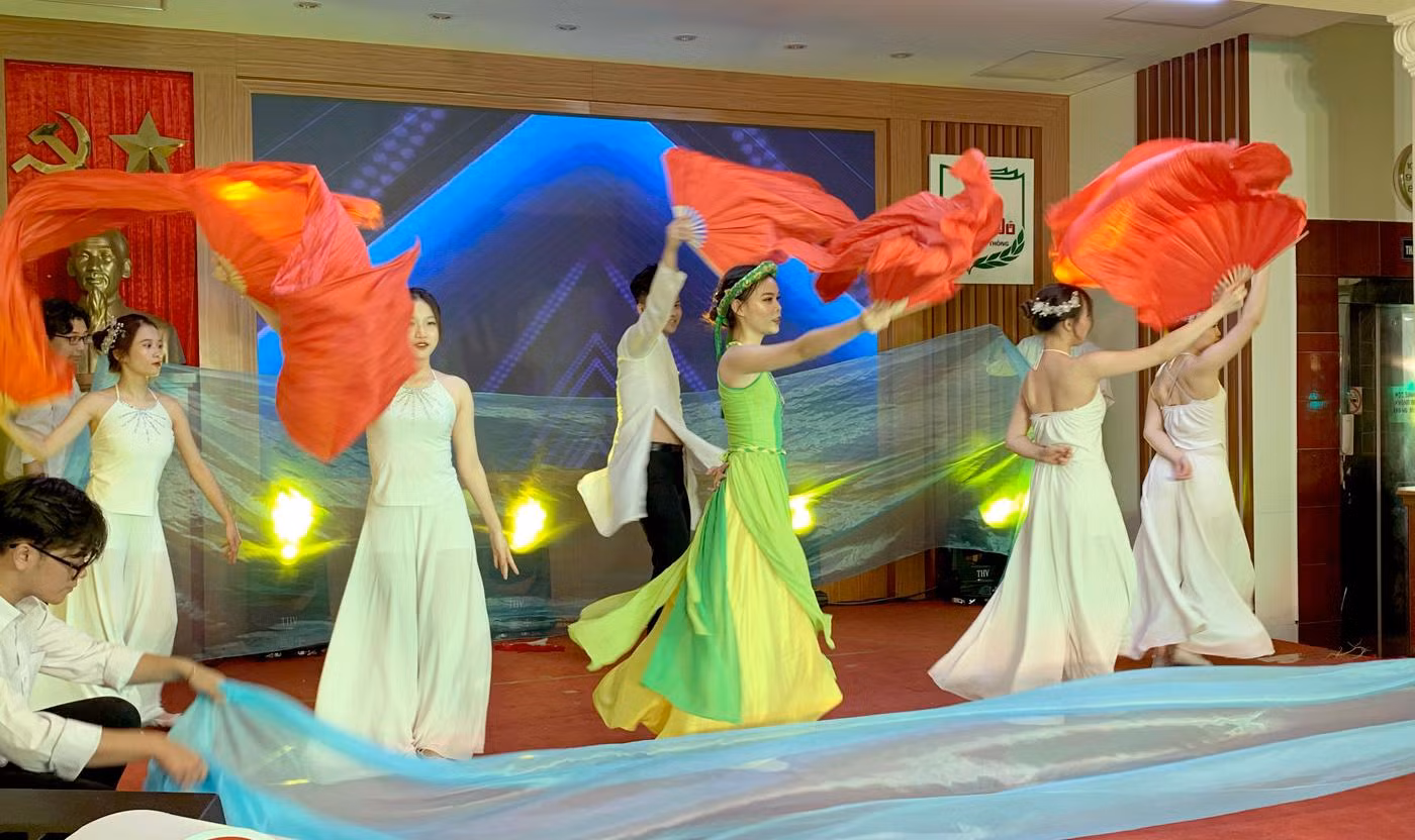Tiết mục múa "Bèo dạt mây trôi" thể hiện tại phần thi năng khiếu của học sinh Lê Hoàng An lớp 12D2. Ảnh: Tùng Dương.