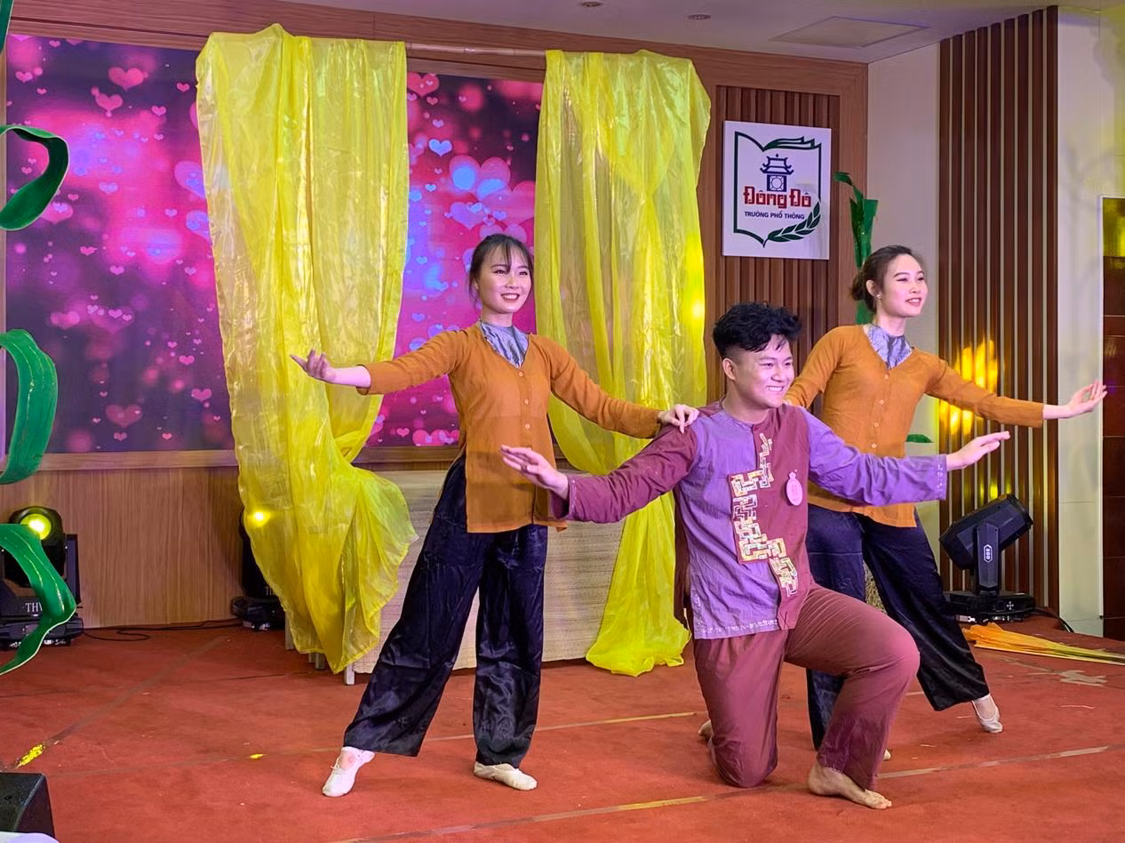 Phần thi thể hiện tài năng của học sinh Vương Vũ Trung Hiếu tại Hội thi học sinh Đông Đô thanh lịch năm 2021. Ảnh: Tùng Dương.