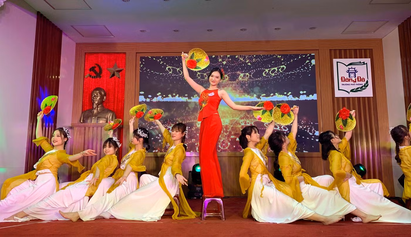 Học sinh Lương Quỳnh Trang thể hiện tài năng với điệu múa "Cây trúc xinh". Ảnh: Tùng Dương.