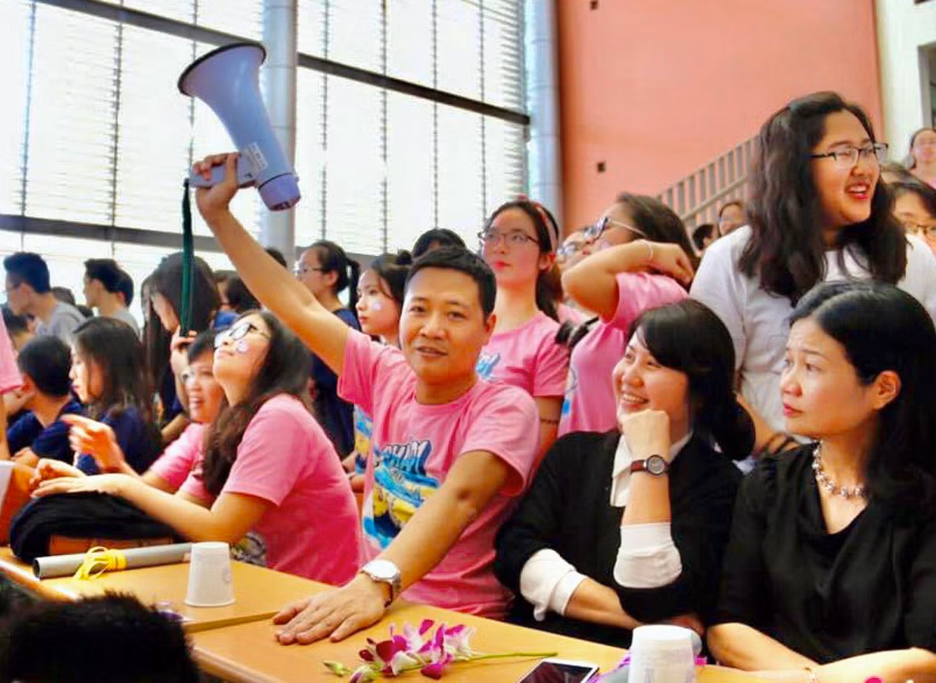 "Tôi truyền đạt kiến thức trong sách giáo khoa, nhưng vận dụng thêm kiến thức thực tế khiến cho các em rất thích và rất muốn nghe, nhờ đó mà tiết học không còn khô cứng". Ảnh: Nhân vật cung cấp. "Tôi truyền đạt kiến thức trong sách giáo khoa, nhưng vận dụng thêm kiến thức thực tế khiến cho các em rất thích và rất muốn nghe, nhờ đó mà tiết học không còn khô cứng". Ảnh: Nhân vật cung cấp.