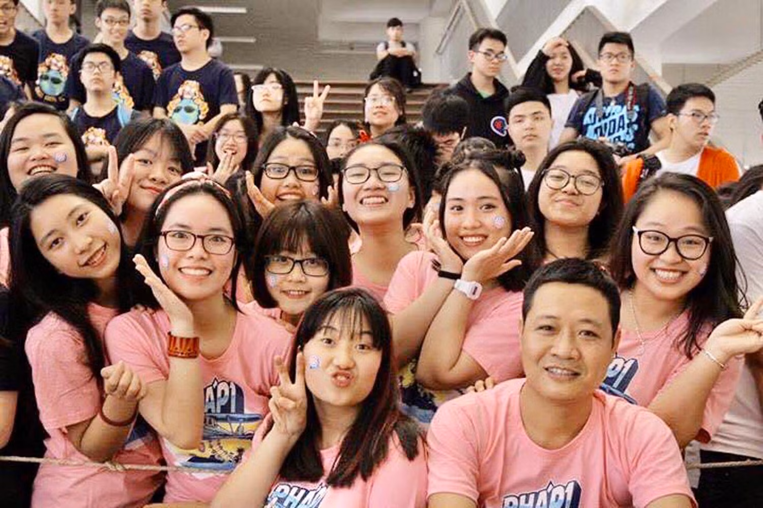 Thầy Năng luôn hết lòng với học sinh trong từng tiết học. Ảnh: Nhân vật cung cấp. Thầy Năng luôn hết lòng với học sinh trong từng tiết học. Ảnh: Nhân vật cung cấp.