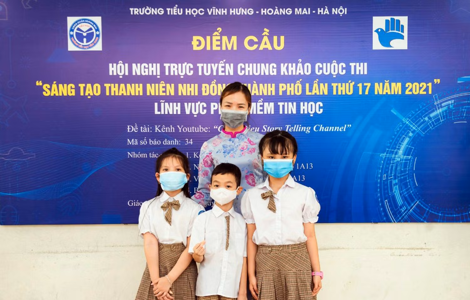 Cô Nguyễn Phương Thảo và các em học sinh tại cuộc thi “Sáng tạo thanh thiếu niên và nhi đồng toàn quốc” trong thanh thiếu niên và nhi đồng thành phố, lần thứ 17, cô Thảo và các em đã đạt giải 3 cấp thành phố. Ảnh: NVCC.