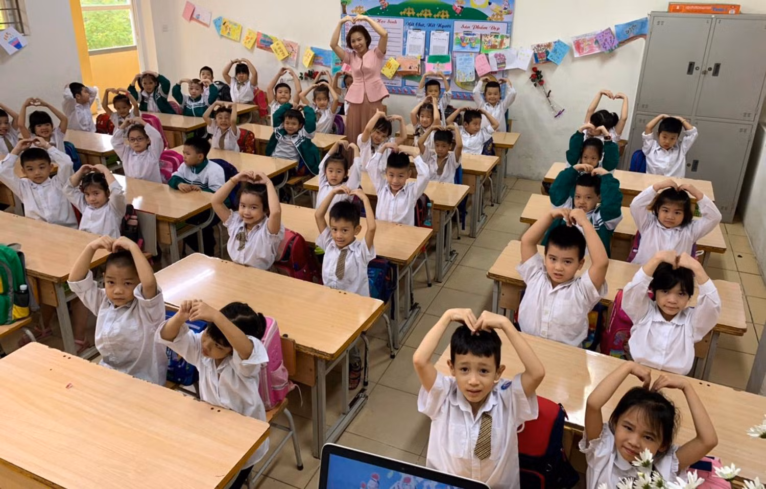Cô Nguyễn Phương Thảo và các em học sinh Trường tiểu học Vĩnh Hưng (quận Hoàng Mai, Hà Nội). Ảnh: NVCC.