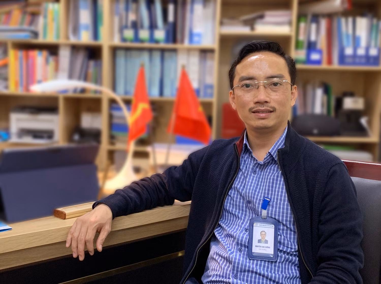 Nhà giáo Nguyễn Cao Cường: "Theo tôi hình thức thi trực tuyến là xu hướng chung của thế giới, năm vừa qua học sinh trường chúng tôi tham gia rất nhiều kỳ thi Olympic Toán quốc tế theo hình thức trực tuyến, và ban giám khảo đều có cơ chế giám sát chặt chẽ". Ảnh: Tùng Dương. Nhà giáo Nguyễn Cao Cường: "Theo tôi hình thức thi trực tuyến là xu hướng chung của thế giới, năm vừa qua học sinh trường chúng tôi tham gia rất nhiều kỳ thi Olympic Toán quốc tế theo hình thức trực tuyến, và ban giám khảo đều có cơ chế giám sát chặt chẽ". Ảnh: Tùng Dương.