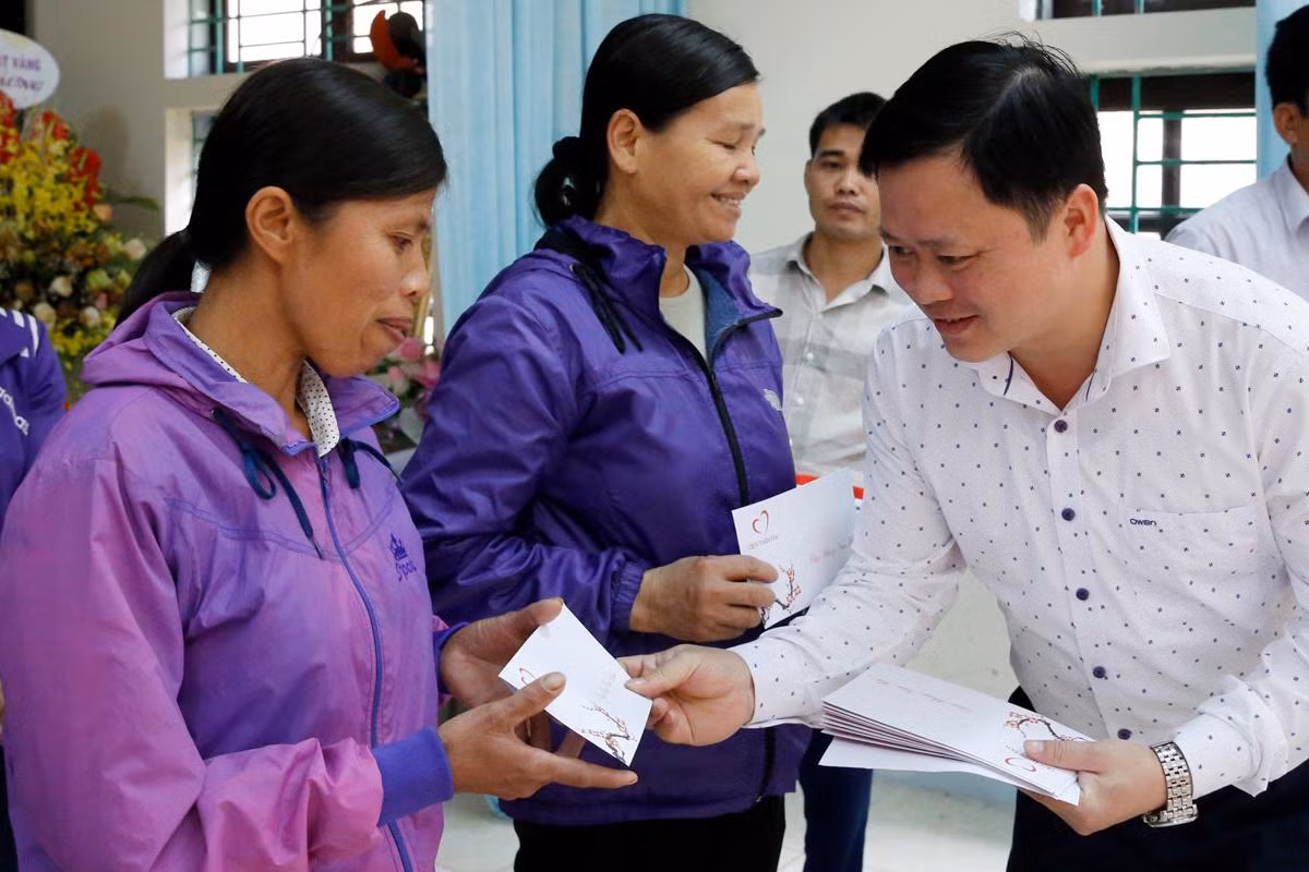 Ông Nguyễn Anh Hùng - Phó Chủ tịch Ủy ban nhân dân huyện Đoan Hùng trao quà Tết cho người dân xã Phú Lâm. Ảnh: Tùng Dương.