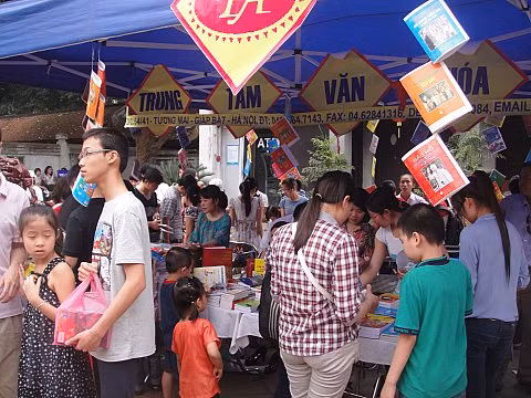 Rất đông các bạn nhỏ được bố mẹ đưa đến “Ngày hội Sách và Văn hóa đọc”. Rất đông các bạn nhỏ được bố mẹ đưa đến “Ngày hội Sách và Văn hóa đọc”.