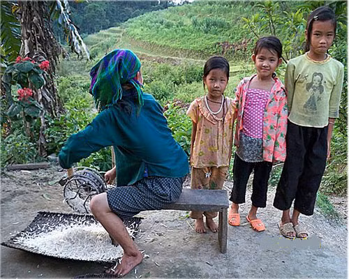 Mẹ và 3 đứa con ở vùng cao Mẹ và 3 đứa con ở vùng cao