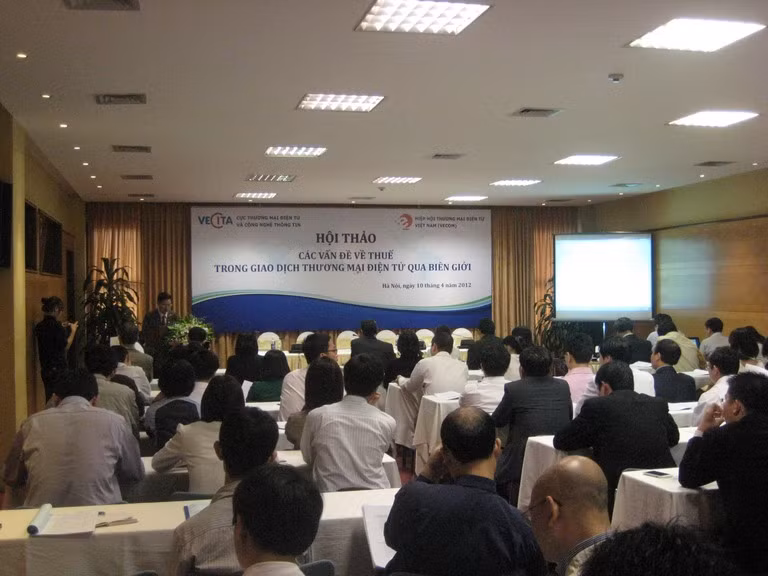 Hội trường 318 chật kín các đại biểu tham dự Hội thảo (ảnh: Bằng Giang)