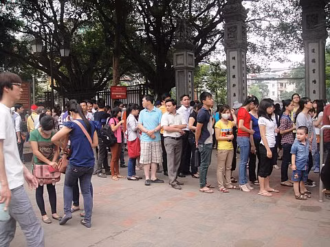 Từ 7h30 sáng, đã có khá đông người đến xếp hàng mua vé vào dự Ngày hội. Từ 7h30 sáng, đã có khá đông người đến xếp hàng mua vé vào dự Ngày hội.