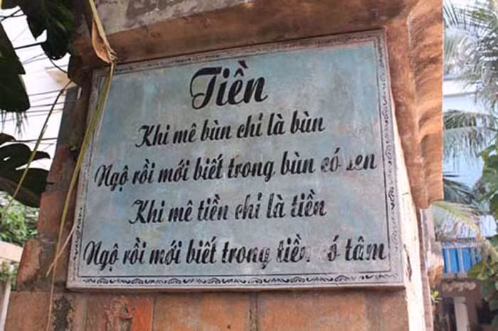 Bài thơ được khắc lên đá (Ảnh: Hoàng Long)