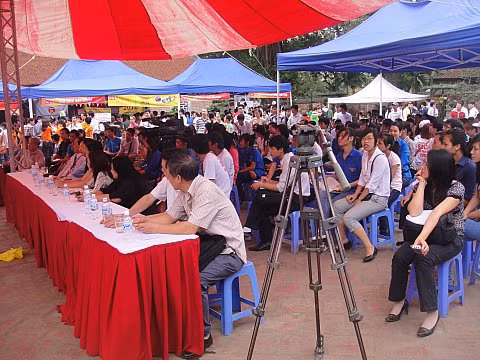Chương trình giao lưu giữa các tác giả, các nhà quản lý văn hóa…thu hút được khá đông người tham dự. Chương trình giao lưu giữa các tác giả, các nhà quản lý văn hóa…thu hút được khá đông người tham dự.