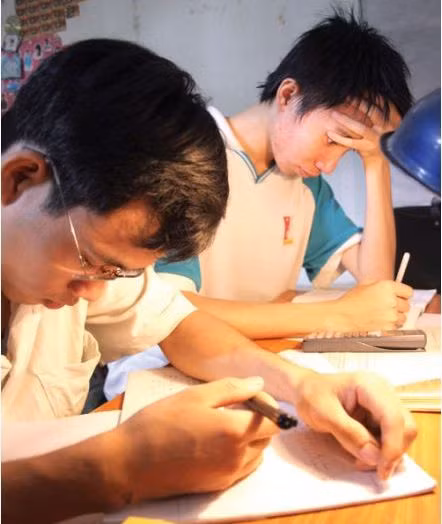 Không ít sinh viên “cày đêm” đến tận 3, 4 giờ sáng.