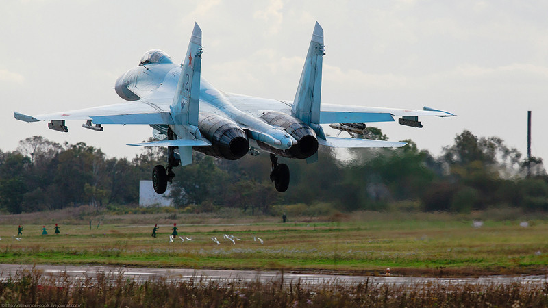 Các tiêm kích MiG-31 và Su-27 bay huấn luyện tại một căn cứ Không quân Nga. Các tiêm kích MiG-31 và Su-27 bay huấn luyện tại một căn cứ Không quân Nga.