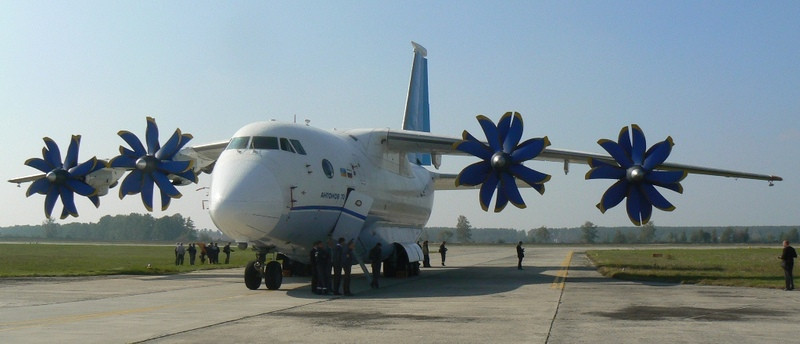 Máy bay vận tải tầm trung An-70 tại triển lãm hàng không quốc tế diễn ra tại trung tâm thử nghiệm bay của Tổ hợp Khoa học/Công nghệ Hàng không Antonov. Máy bay vận tải tầm trung An-70 tại triển lãm hàng không quốc tế diễn ra tại trung tâm thử nghiệm bay của Tổ hợp Khoa học/Công nghệ Hàng không Antonov.