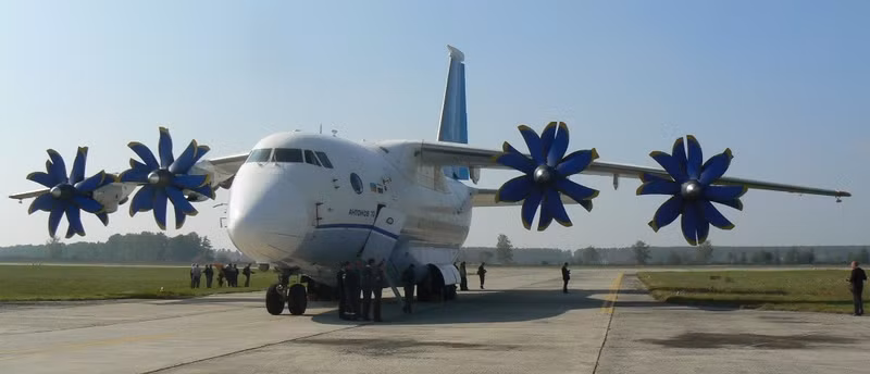 Máy bay vận tải tầm trung An-70 tại triển lãm hàng không quốc tế diễn ra tại trung tâm thử nghiệm bay của Tổ hợp Khoa học/Công nghệ Hàng không Antonov.