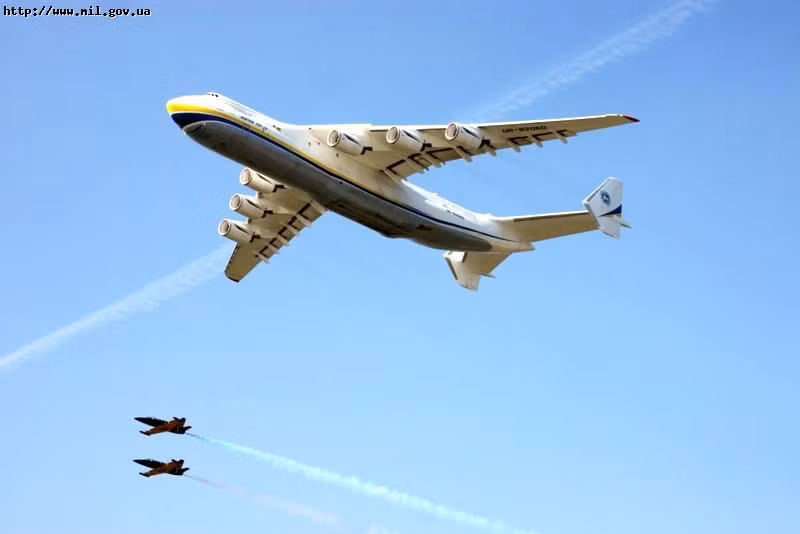 Máy bay vận tải chiến lược An-225 do Phòng thiết kế Antonov chế tạo tại triển lãm hàng không quốc tế diễn ra tại trung tâm thử nghiệm bay của Tổ hợp Khoa học/Công nghệ Hàng không Antonov.