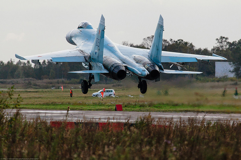 Các tiêm kích MiG-31 và Su-27 bay huấn luyện tại một căn cứ Không quân Nga. Các tiêm kích MiG-31 và Su-27 bay huấn luyện tại một căn cứ Không quân Nga.