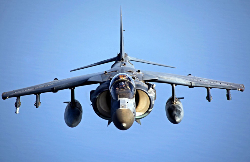 Chiến đấu cơ Harrier AV-8B thuộc đơn vị quân viễn chinh 24 chuẩn bị tiếp nhiên liệu trên không. Chiến đấu cơ Harrier AV-8B thuộc đơn vị quân viễn chinh 24 chuẩn bị tiếp nhiên liệu trên không.