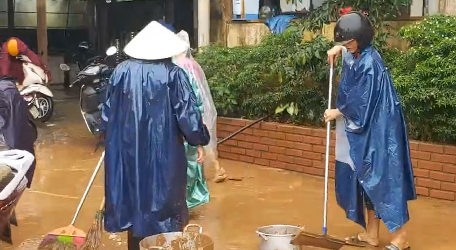 Mưa lũ đã khiến một người chết và 2 người mất tích, nhiều nơi bị ngập úng cục bộ. Ảnh: AN Mưa lũ đã khiến một người chết và 2 người mất tích, nhiều nơi bị ngập úng cục bộ. Ảnh: AN