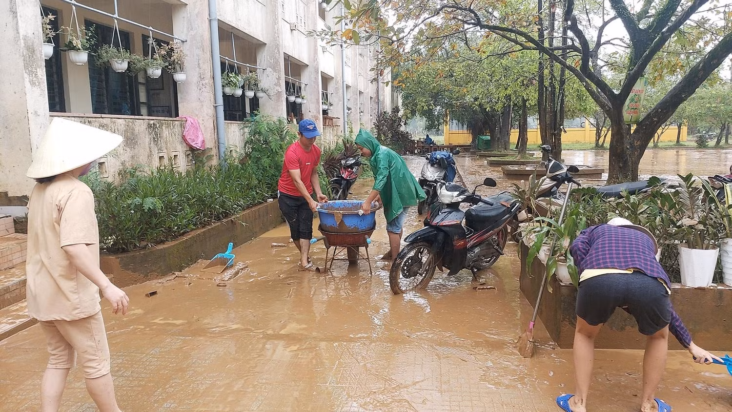 Mưa lũ bất thường đã khiến ngành giáo dục nhiều địa phương ở Thừa Thiên Huế chịu ảnh hưởng nặng nề. Ảnh: AN Mưa lũ bất thường đã khiến ngành giáo dục nhiều địa phương ở Thừa Thiên Huế chịu ảnh hưởng nặng nề. Ảnh: AN