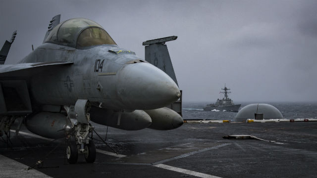 Tàu sân bay USS Carl Vinson và tàu khu trục USS Wayne E. Meyer tập trận trên Biển Đông, ảnh: Times of San Diego.