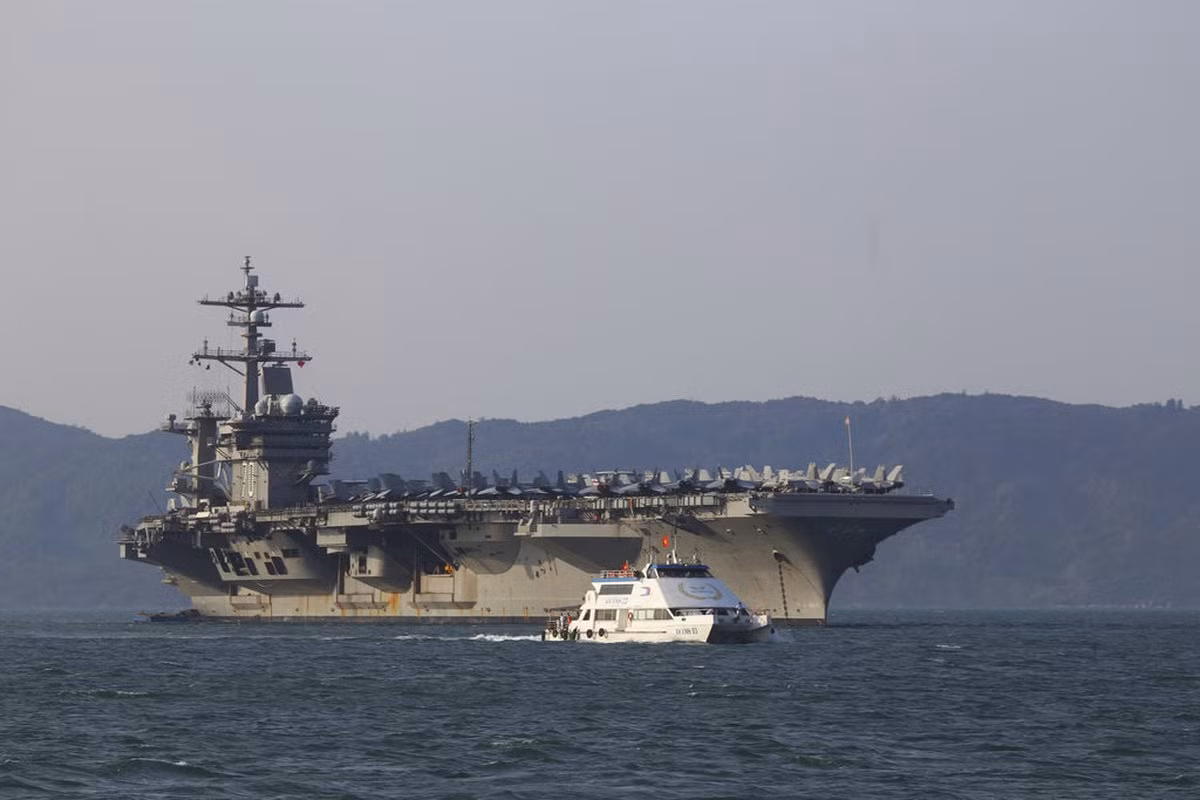 Tàu sân bay USS Carl Vinson tại Đà Nẵng, ảnh: Navy Times.
