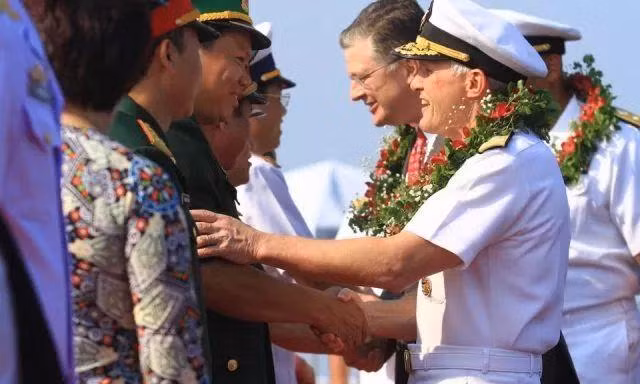 Lãnh đạo Đà Nẵng tiếp chỉ huy Hạm đội 7 và tàu sân bay USS Carl Vinson thăm Việt Nam, sự kiện này nằm trong tâm điểm theo dõi của một nhóm nhà nghiên cứu Trung Quốc. Ảnh trên Thời báo Hoàn Cầu.