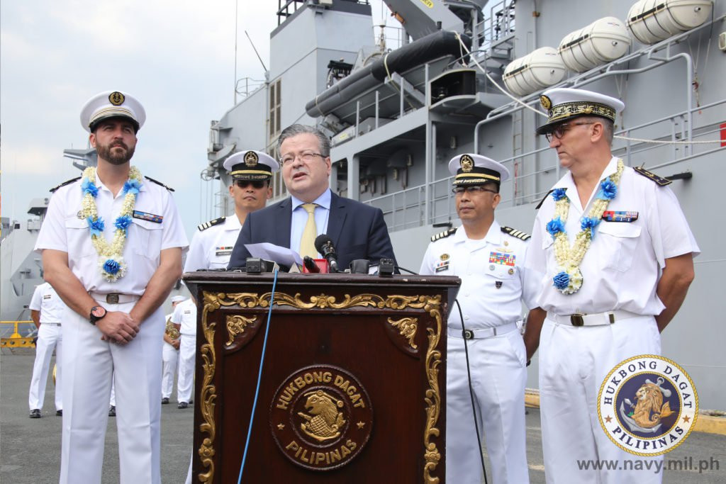 Đại sứ Pháp tại Philippines Nicolas Galey phát biểu trong lễ đón chiến hạm Pháp thăm Philippines, ảnh: Philippines Daily Inquirer.