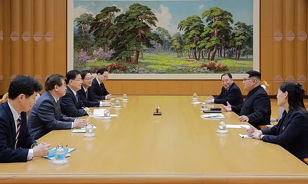 Chủ tịch Cộng hòa dân chủ nhân dân Triều Tiên Kim Jong-un và em gái cùng 1 quan chức cấp cao tiếp phái đoàn Hàn Quốc. Hai bên thảo luận hơn 4 giờ đồng hò. Ảnh: Zimbio. Chủ tịch Cộng hòa dân chủ nhân dân Triều Tiên Kim Jong-un và em gái cùng 1 quan chức cấp cao tiếp phái đoàn Hàn Quốc. Hai bên thảo luận hơn 4 giờ đồng hò. Ảnh: Zimbio.