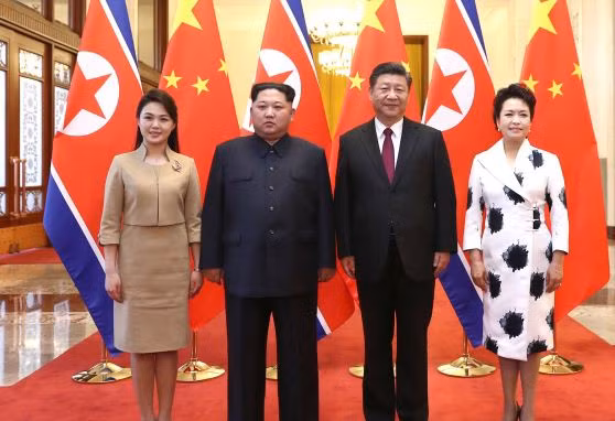 Vợ chồng hai nhà lãnh đạo Trung - Triều chụp ảnh chung. Ảnh: SCMP.
