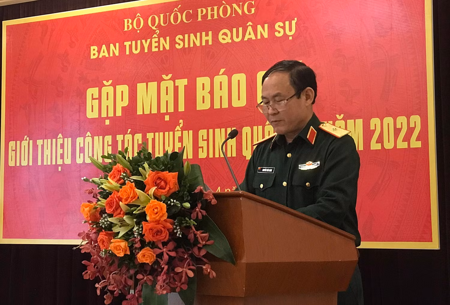 Thiếu tướng, Tiến sĩ Nguyễn Văn Oanh, Cục trưởng Cục Nhà trường, Phó Trưởng ban tuyển sinh quân sự Bộ Quốc phòng phát biểu tại buổi gặp mặt báo chí. Ảnh: Trần Lý