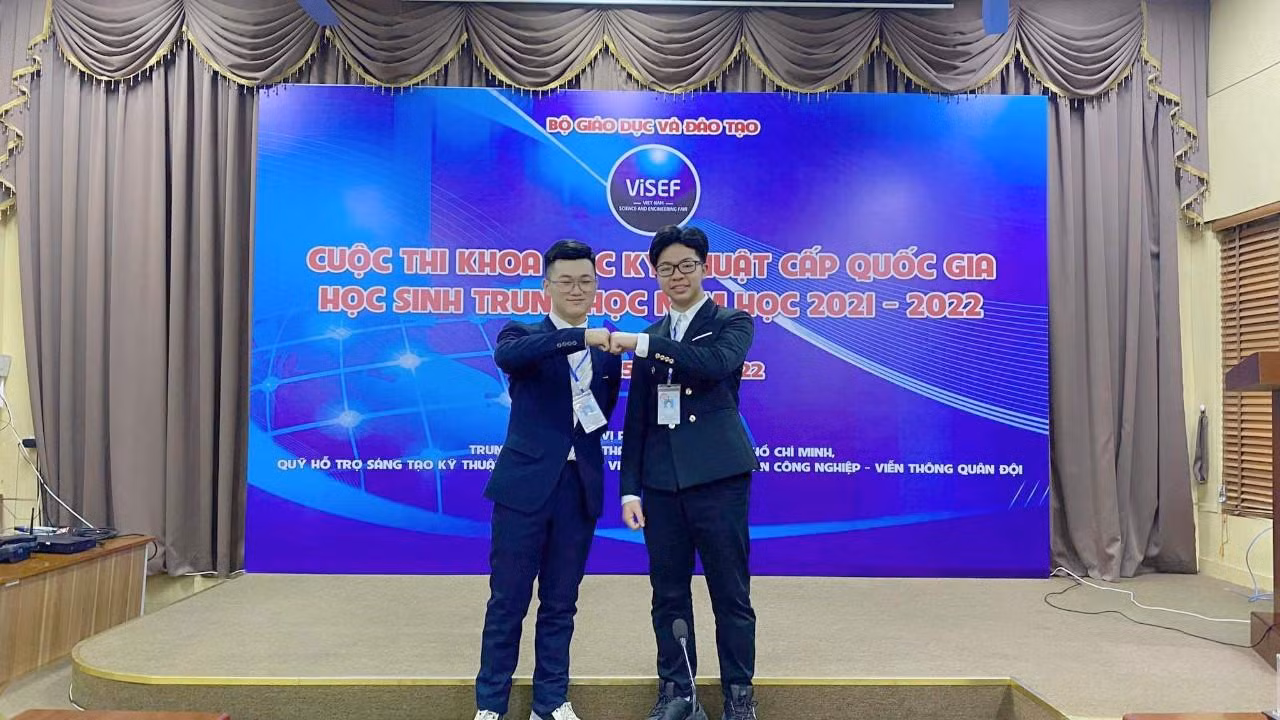 Học sinh Nguyễn Viết Trung (lớp 10 Sinh) và Lê Xuân Tùng (lớp 11C4) - Trường trung học phổ thông Chuyên Hùng Vương (Phú Thọ)- Ảnh: NTCC