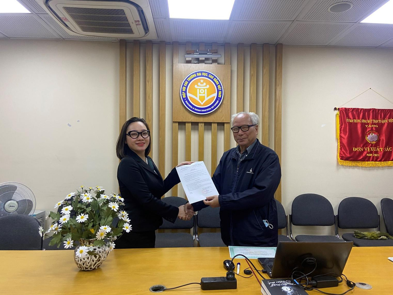 Tiến sĩ Lê Viết Khuyến - Phó Chủ tịch Hiệp hội trao Quyết định công nhận VTVlive là hội viên của Hiệp hội Tiến sĩ Lê Viết Khuyến - Phó Chủ tịch Hiệp hội trao Quyết định công nhận VTVlive là hội viên của Hiệp hội