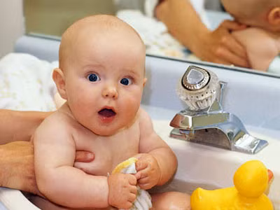 Tắm và vệ sinh bé hàng ngày là một trong những việc mẹ nên làm để bé luôn mát mẻ và tránh được tình trạng nổi rôm sẩy gây ngứa. (Ảnh minh họa). Tắm và vệ sinh bé hàng ngày là một trong những việc mẹ nên làm để bé luôn mát mẻ và tránh được tình trạng nổi rôm sẩy gây ngứa. (Ảnh minh họa).