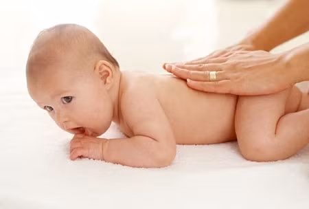 Thói quen massage cho bé bằng tinh dầu dừa, tinh dầu oliu... trong những ngày hè nóng nực làm tăng thêm tình trạng khó chịu, gây chàm hay mọc rôm sẩy ở bé. Thói quen massage cho bé bằng tinh dầu dừa, tinh dầu oliu... trong những ngày hè nóng nực làm tăng thêm tình trạng khó chịu, gây chàm hay mọc rôm sẩy ở bé.