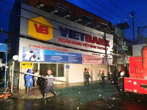 Rất may, việc rơi tấm dựng bảng hiệu của Vietbank đã không làm thiệt hại về người, tài sản.